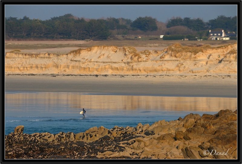 Le rivage, rod par les temptes hivernales.