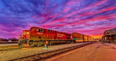 Sunrise Freight Train 49008-10
