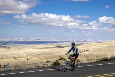 On the other side of the hill: views of the plains