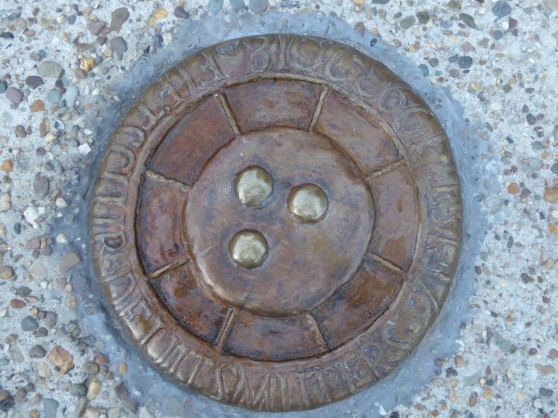 De plaquette fietsclub de Uitsmijters op het monument