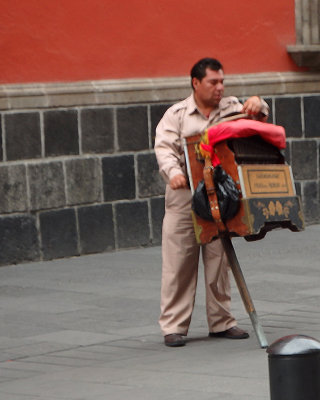 Organ Grinder in Mexico City 27 Sept,16