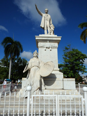 15a Statue in the town square.jpg