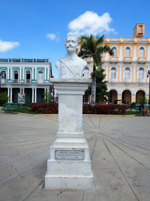 9 Statue in the town square 8 Oct 16.jpg