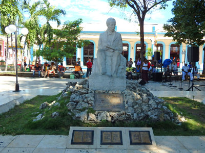 6 Statue in the town square 14 Oct 16.jpg