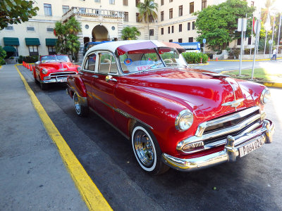 5 Vintage cars outside the Hotel Nacional de Cuba.jpg