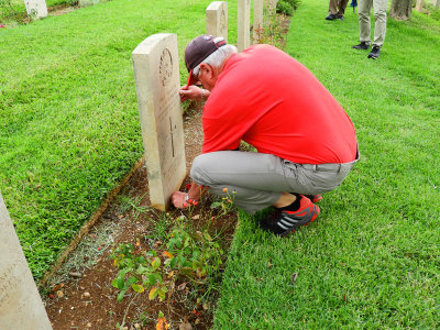 Dave laying a poppy 28 Oct, 17