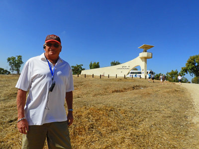  Dave standing in front of the ANZAC Memorial 30 Oct, 17