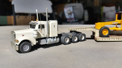 Peterbilt with 14 wide front tires
