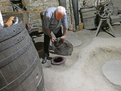 A Kakhtie, antique rgion vinicole. Ici il puise le vin directement dans les jarres enfouies sous terre