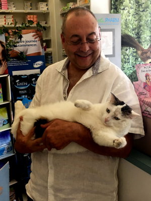 First kitty sighting in Nasbinals: Lucky (11 kilos) and his pharmacist in Nasbinals