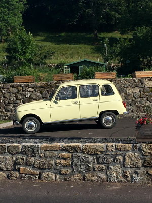 Renault 4L in Nasbinals