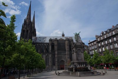 Cathdrale Notre-Dame-de-l'Assomption & La Fontaine Urbain II