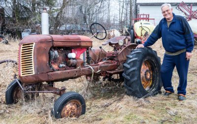old_rusty_farm_tractors