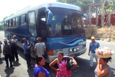2017041886 Bus to Flores.jpg