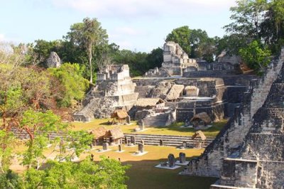 2017042130 Plaza Central Tikal.jpg