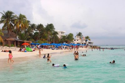 2017042665 beach Isla Mujeres.jpg
