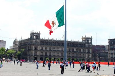 2017042819 Flag Zocalo Mexico City.jpg
