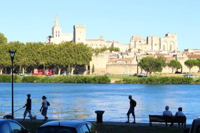 2017083158 Rhone River Avignon.jpg