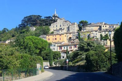 2017083423 Approaching Bonnieux Provence.jpg