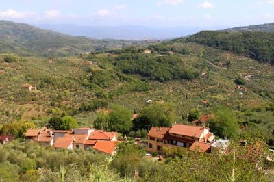 2017095260 Tuscan Houses Hills.jpg