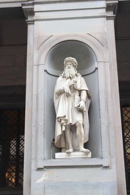 2017095359 Leonardo di Vinci Statue.jpg
