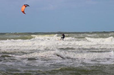 2017095694 Kite surfing Viareggio.jpg