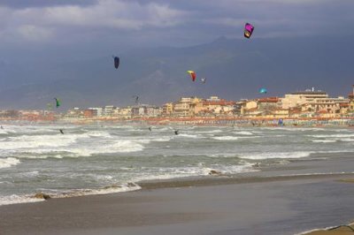 2017095732 Kite surfing Viareggio.jpg