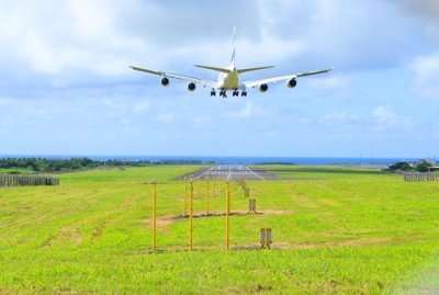 2018046267 Emirates A380 landing.jpg