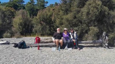 Feb2017_NZ_TA_LakeManapouriWalk_Friends211414.jpg