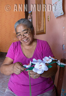 Maria trabajando en su ramos