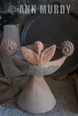 Unpainted incense burner by Doa Ines