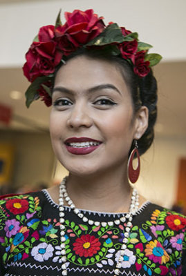 Frida wearing red roses