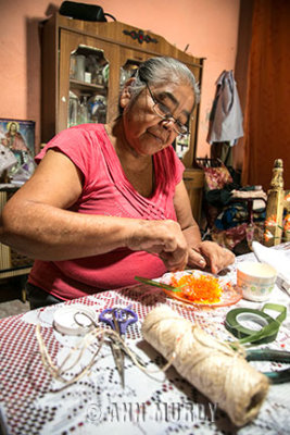 Maria Felix making the semillas