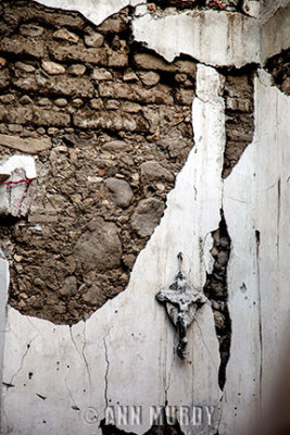Cristo still on wall after earthquake