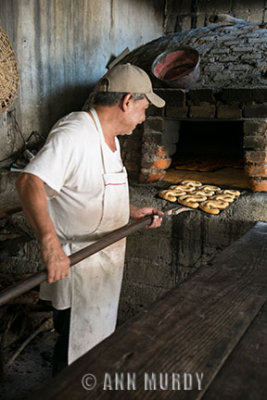 Removing bread from horno