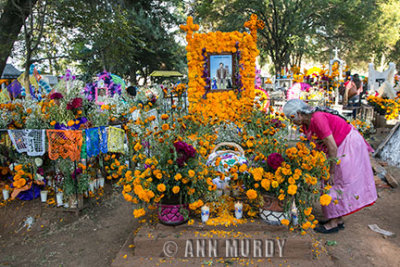 Decorating grave Tzintzuntzan