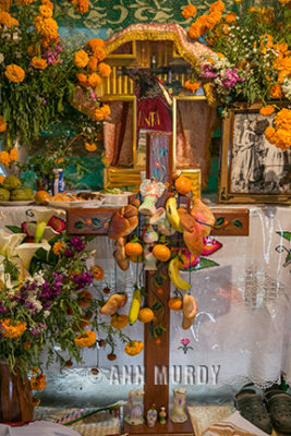 Detail of altar in Santa Fe de Laguna