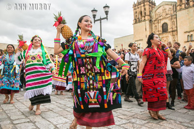 Flor de Pia dancers in front of Santo Domingo