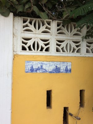 Dutch tiles in the wall  /  2017_01_28_Bonaire_iPhone _148.jpg
