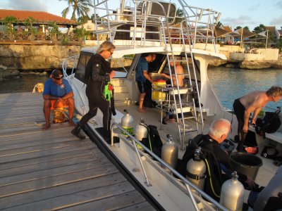 Loading the boat for a night dive. / 2017_01_31_Bonaire_G10 _547.jpg