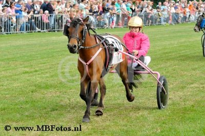 Mini Koers. Liz van Brederode met Topper.jpg