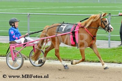 Minikoers 1. Nikki Obermeijer met Pinky Pie1.jpg