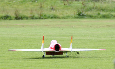 Alan's tyreless Shark Jet cuts the grass, 0T8A9064.jpg