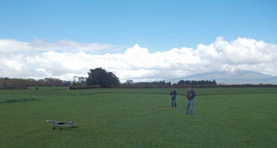 Rob about to tow John's glider up, DSCN1986.jpg