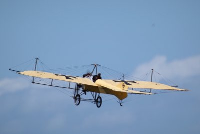 Barrie Russell flying the Ray McPeake built Etrich Taube, 0T8A7307.jpg