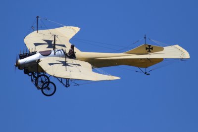 Barrie Russell flying the Ray McPeake built Etrich Taube, 0T8A7318.jpg
