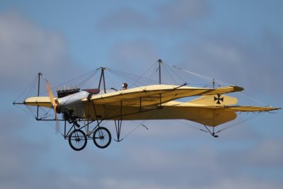 Barrie Russell flying the Ray McPeake built Etrich Taube, 0T8A7324.jpg