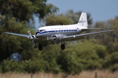 John Sutherland landing the DC-3 built by John Clarke, 0T8A7338.jpg