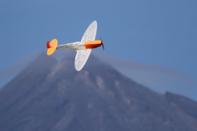 Trent's 3D printed Spitfire against the Mt, 0T8A8453.jpg