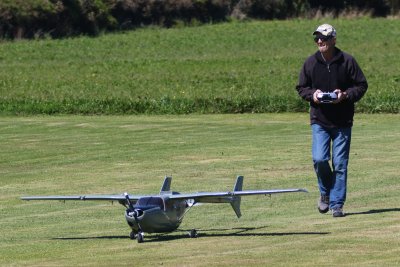 Gordon taxiing the O-2 back on the rear engine, 0T8A9031.jpg